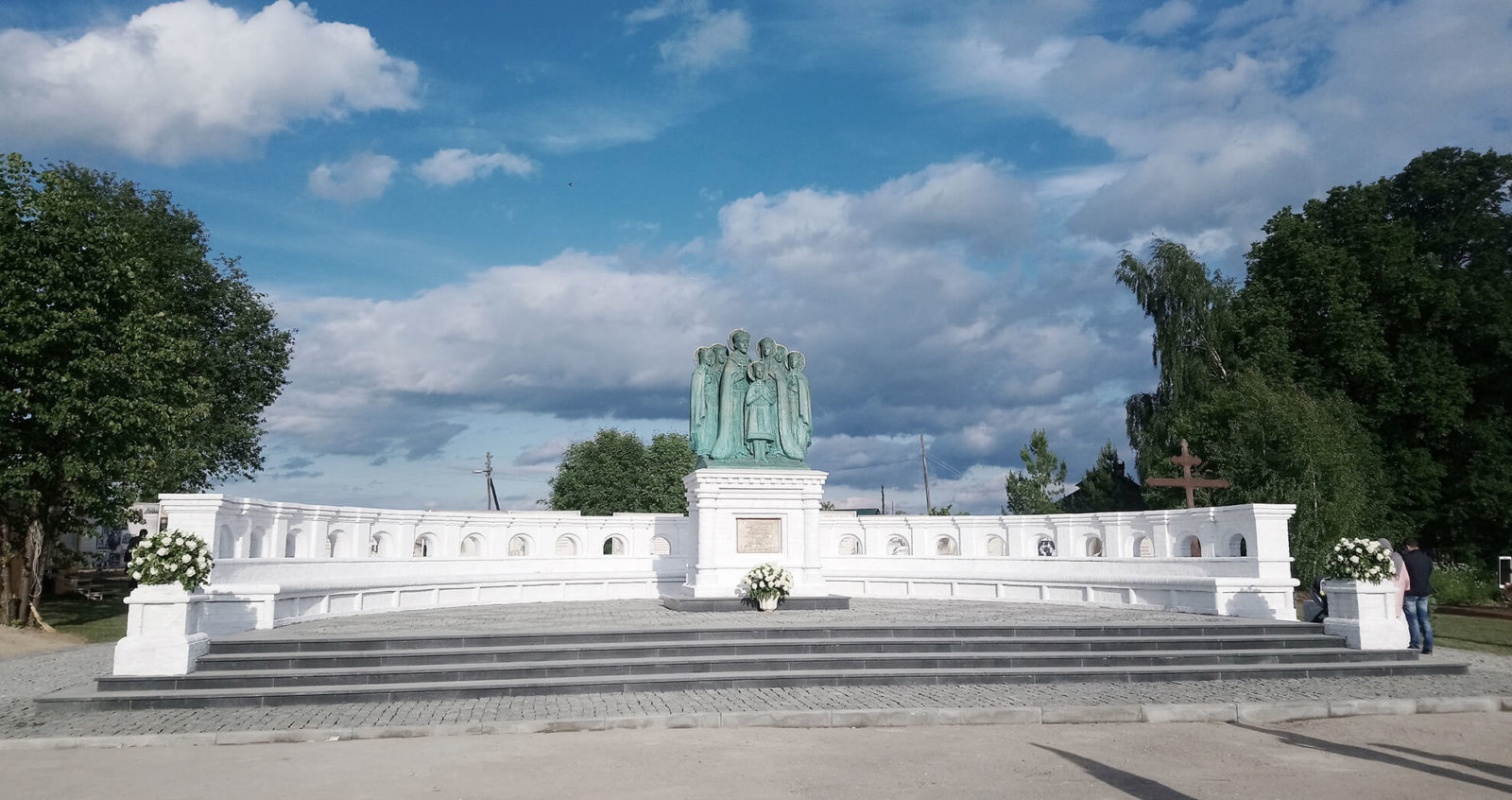 Памятник Царственным страстотерпцам царю Николаю II и его августейшему семейству
